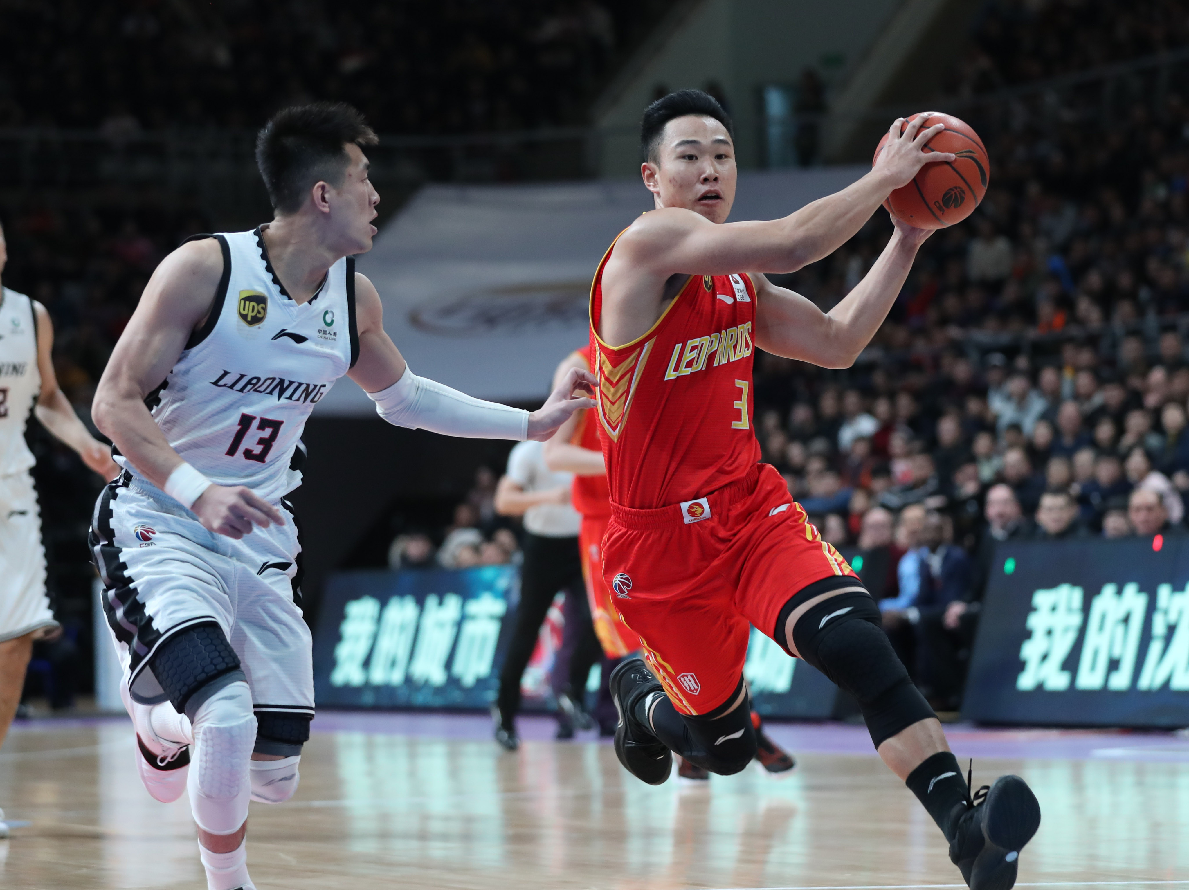 仍显得束手 仍显得束手